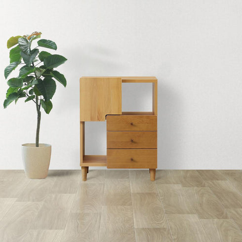 【お部屋に馴染む木の温もり】
アルダー材の優しい風合いと個性的なデザインが、お部屋に温かみと洗練された雰囲気をもたらし、何気ない日常を少しだけ特別なものに変えてくれます。