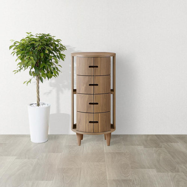 【空間に優しいリズムを】
お部屋にひとつ置くだけで、なめらかな曲線が空間全体に穏やかなリズムと温もりをもたらし、グリーンのある暮らしにも心地よく溶け込むチェストです。