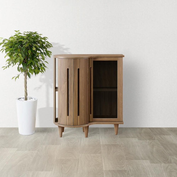 【柔らかな曲線が迎える空間】
円柱をモチーフにした個性的なフォルムが、お部屋に優しい温もりと洗練されたアクセントを加え、グリーンのある暮らしにも美しく溶け込みます。