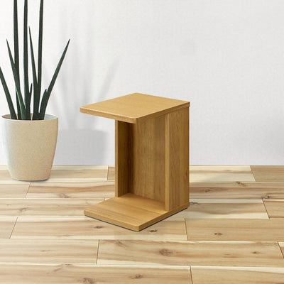 【暮らしに溶け込む、名脇役】
ソファの隣やベッドサイドなど、置く場所を選ばないC字型のデザインは、空間を圧迫せず、あなたの暮らしにそっと寄り添います。