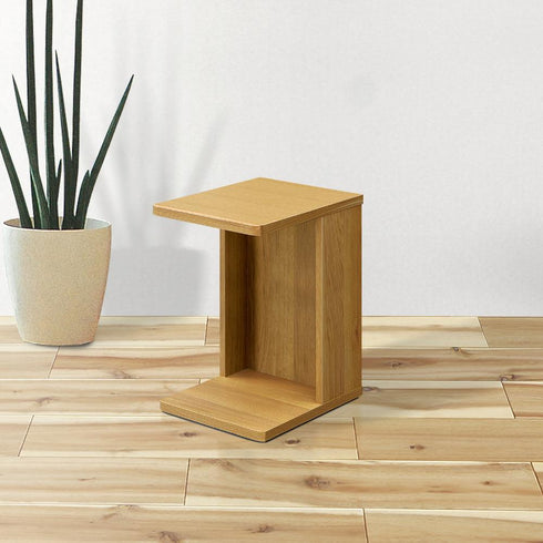 【暮らしに溶け込む、名脇役】
ソファの隣やベッドサイドなど、置く場所を選ばないC字型のデザインは、空間を圧迫せず、あなたの暮らしにそっと寄り添います。