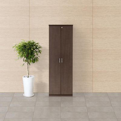 【風格をまとう、主役のワードローブ】
書斎や寝室に置くだけで空間が引き締まる重厚感は、国産・大川家具ならではの品質と、細部までこだわり抜いた証です。