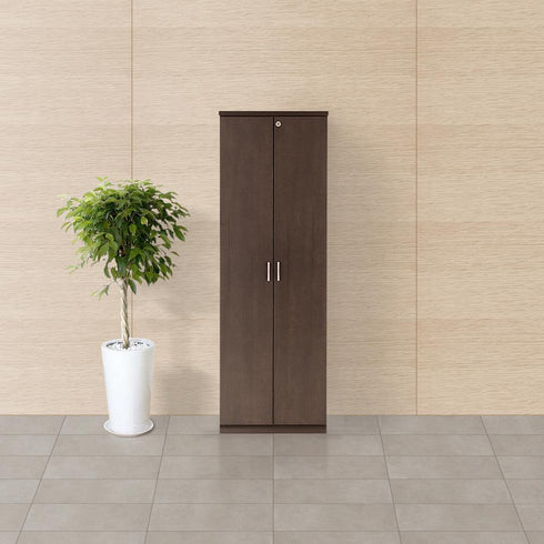 【風格をまとう、主役のワードローブ】
書斎や寝室に置くだけで空間が引き締まる重厚感は、国産・大川家具ならではの品質と、細部までこだわり抜いた証です。