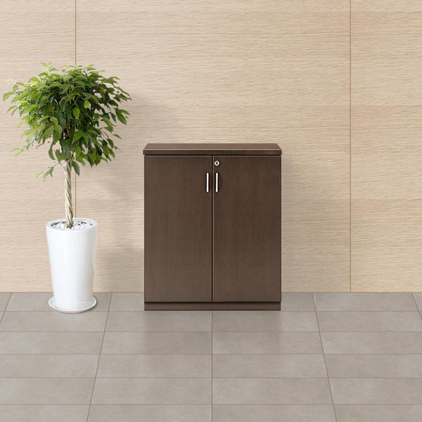 【執務室に調和するデザイン】
シンプルモダンなたたずまいは、ワンランク上の役員用家具としてオフィス空間に自然と調和し、一際の存在感を放ちます。