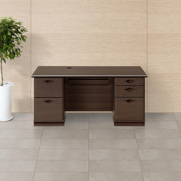 【重厚感ある存在感】
洗練されたデザインと重厚な質感が空間を格上げする国産役員デスクは、信頼感と品格を兼ね備えたオフィス空間を演出します。