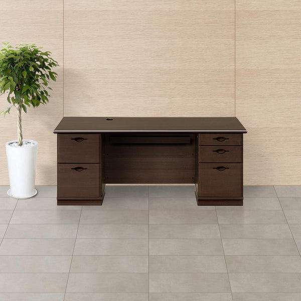 【空間を格上げする存在感】
静謐なオフィス空間に落ち着きと信頼感をもたらすこのデスクは、ただの作業場所ではなく、あなたの創造性を刺激しビジネスを加速させる、特別なステージとなります。