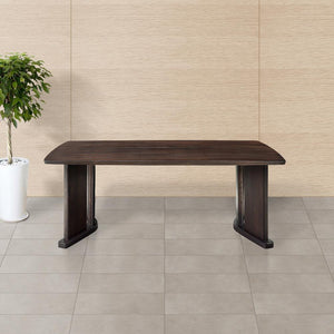 【無垢材の存在感】天然木の美しい木目が映えるダークブラウンのテーブルが、上質な空間を演出します。