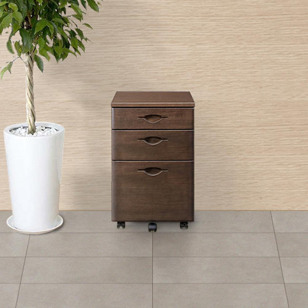 【暮らしに馴染む、国産の品質】
日本一の家具産地、大川の職人技が光る逸品は、オフィスだけでなくリビングにも自然に溶け込み、上質な空間を演出します。