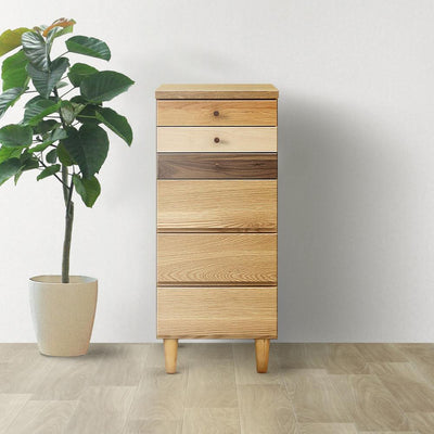 【暮らしに溶け込む、アートな存在感】
何気ない日常の風景に、天然木の豊かなグラデーションがアートのような彩りを添え、あなただけの心地よく洗練された空間を演出します。