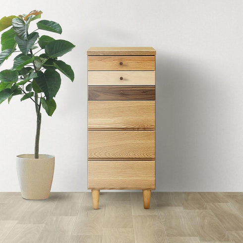 【暮らしに溶け込む、アートな存在感】
何気ない日常の風景に、天然木の豊かなグラデーションがアートのような彩りを添え、あなただけの心地よく洗練された空間を演出します。