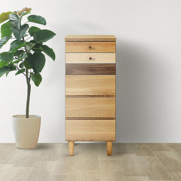 【暮らしに溶け込む、アートな存在感】
何気ない日常の風景に、天然木の豊かなグラデーションがアートのような彩りを添え、あなただけの心地よく洗練された空間を演出します。