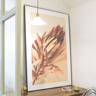 裏面のリングを使って壁に掛けるだけでなく、床に置いて立てかけるだけで、空間をおしゃれな雰囲気にしてくれます。