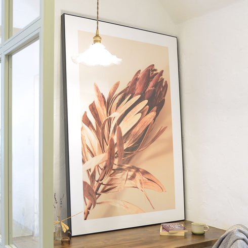 裏面のリングを使って壁に掛けるだけでなく、床に置いて立てかけるだけで、空間をおしゃれな雰囲気にしてくれます。