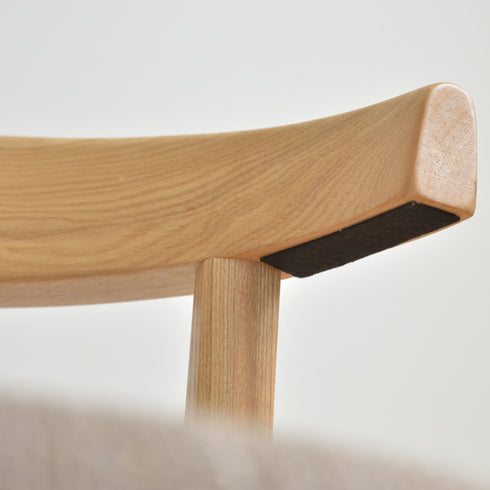 【椅子を浮かせて快適掃除】
背もたれ裏に貼られたクッション素材が、テーブルへの傷つきを防ぎつつ、掃除時のストレスを軽減してくれます。