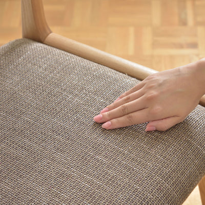 【さらりと優しい手触り】
ファブリックの張地は通気性と肌触りの良さが魅力で、季節を問わず快適な座り心地を実現します。