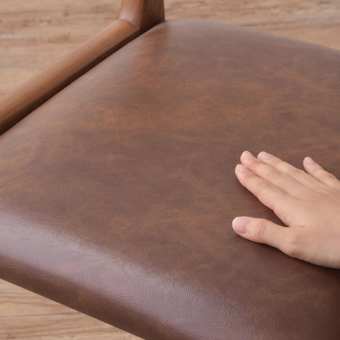 【高級感漂うレザー調】
味わい深い表情のソフトレザーはお手入れも簡単で、見た目の美しさと実用性を兼ね備えています。