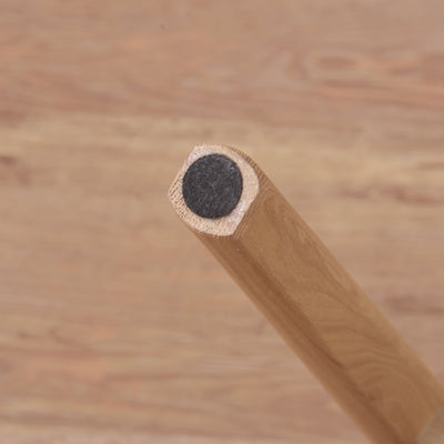 【床を守るやさしい設計】
脚先には床への傷を防ぐフェルトが貼られており、滑りにくく、静かに使える心配りのある設計です。