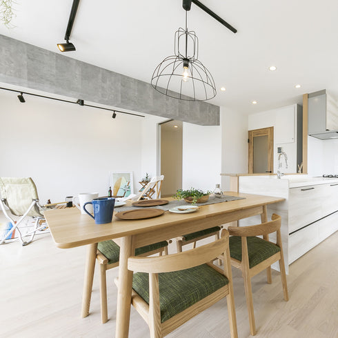 【食卓に自然と調和】
ナチュラルカラーとグリーンの張地が、木のテーブルや明るい空間と美しく調和し、ダイニングを心地よい団らんの場に変えてくれます。