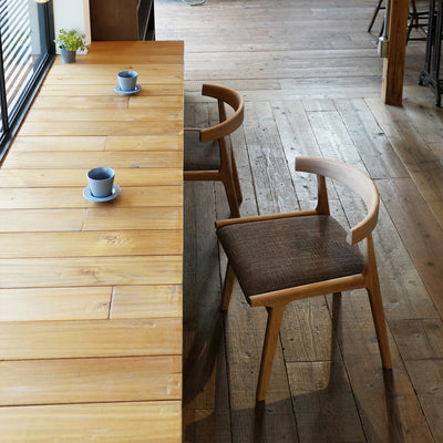 【カフェのような寛ぎ】
ゆったりとした座り心地と柔らかい曲線が、カウンターでもリラックスできる自分だけの特等席を演出してくれます。