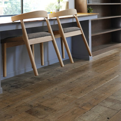 【掃除もスマートに】
テーブルに肘掛けを引っ掛けて浮かせれば、掃除の手間を減らし、足元まですっきり清潔な空間を保てます。