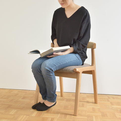 【しっかり支える安心感】
背中と肘をしっかり支える構造で、読書や作業時にも姿勢が安定し、長時間座っても快適に過ごせます。