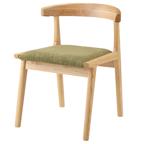 【包み込まれる心地よさ】
背もたれと肘掛けが一体になった緩やかなカーブが身体をやさしく支え、無垢材の温もりが感じられる北欧モダンチェアは、座るたびに心もほぐれるような安心感を与えてくれます。