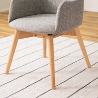 【こだわりの木部】天然木アッシュ材の美しい木目と、360度回転する機能的な座面が魅力です。