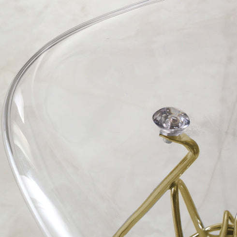 【細部に宿るこだわりの輝き】
ポリカーボネート製の透明なシートと、クロームメッキが施されたゴールドの脚部をつなぐパーツにまでこだわった、高級感あふれるディテールに注目してください。