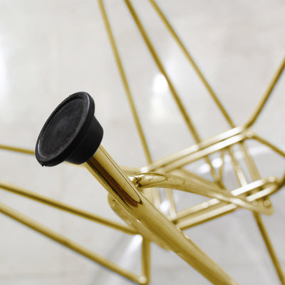 【床を守る優しい配慮】
大切なフローリングを傷つけないよう、脚の先端には滑りにくく安定感のある保護パーツを備えており、デザイン性だけでなく実用性にも配慮した設計となっています。