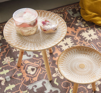 美しい模様の天板と、脚部のパイン材の組み合わせが、自然とお部屋に馴染んでくれます。