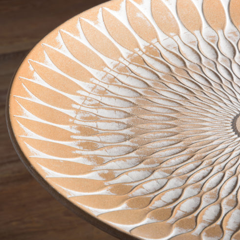 天板に模様が彫られており、まるでレースを敷いたような繊細なデザインとなっています。