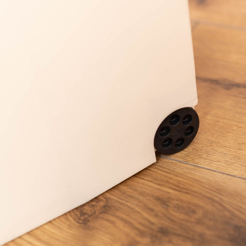 本体の後ろには2輪のキャスターが付いており、前を持ち上げるだけで簡単に本体を引き出すことができますので、掃除などでちょっと動かしたい時にわざわざ持ち上げる必要がありません。