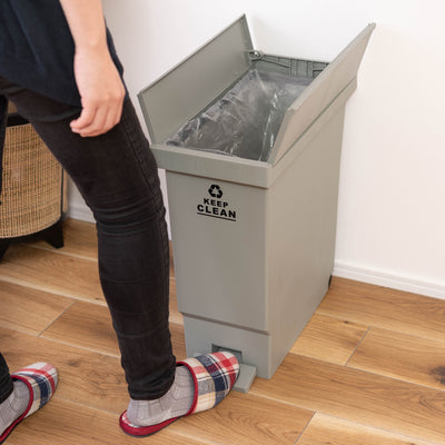 フタ中央にスリットがあり、ペダルを踏むだけで左右にフタが開くので、キッチンカウンター下やデスク下などのスペースでも設置することができます。