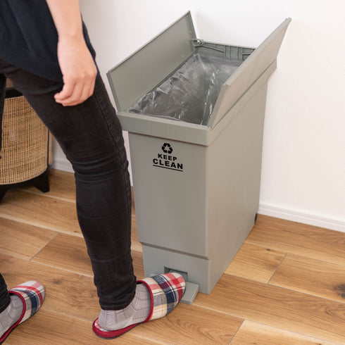 フタ中央にスリットがあり、ペダルを踏むだけで左右にフタが開くので、キッチンカウンター下やデスク下などのスペースでも設置することができます。