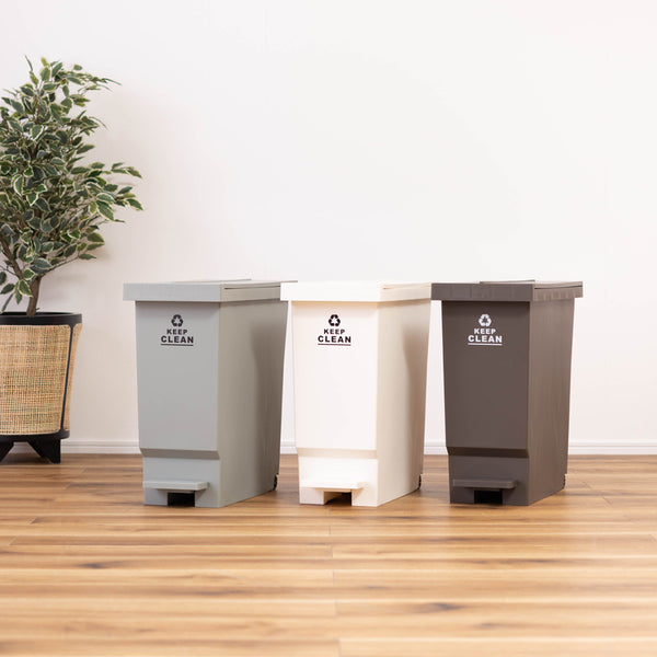 手を使わずに簡単にフタが左右開閉できる、フットペダル式ダストボックス「バタフライペール」の32Lタイプです。