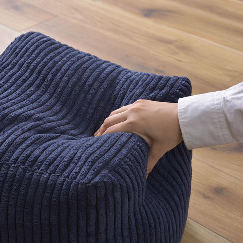 張地にさらりとした質感のコーデュロイを使用することで、ずっと触れていたい心地よい手触りとなっています。