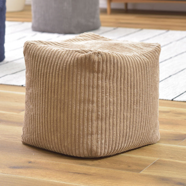 座る、寝転ぶ、抱きかかえる、もたれかかる、様々な使い方ができるキューブ型のビーズクッションです。