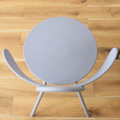 またカーブを描いた背もたれにより、包み込まれるような感覚を味わえます。