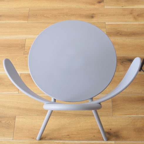 またカーブを描いた背もたれにより、包み込まれるような感覚を味わえます。