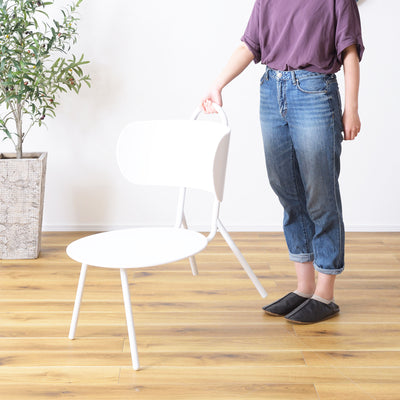 背もたれには取っ手がついており、重量も約5kgと軽いため、持ち運びもラクラクです。