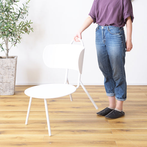 背もたれには取っ手がついており、重量も約5kgと軽いため、持ち運びもラクラクです。