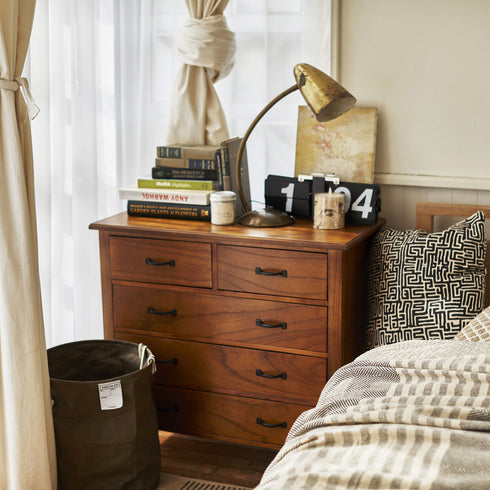 【お気に入りを飾る、特等席に】
レトロな佇まいの天板には、照明や本、小物を飾って自分だけの世界観を演出でき、見せる収納としても活躍します。