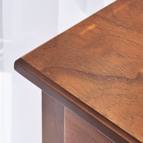 【細部まで丁寧に仕上げた天板】
厚みのある天板はしっかりとした存在感を放ち、ラッカー塗装の艶やかな質感が高級感を演出します。