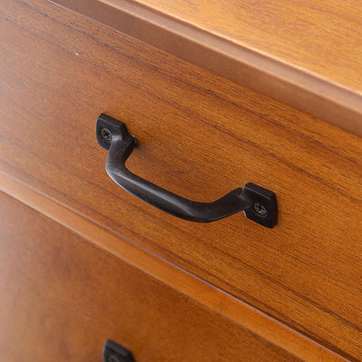 【クラシックなブラックアイアン取っ手】
手にしっくり馴染むマットな質感のアイアン取っ手が、木の温もりを引き締める絶妙なアクセントになります。