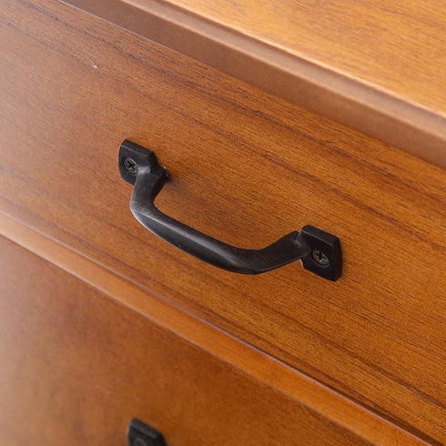 【クラシックなブラックアイアン取っ手】
手にしっくり馴染むマットな質感のアイアン取っ手が、木の温もりを引き締める絶妙なアクセントになります。