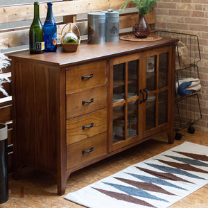 【置くだけで絵になる佇まい】
天然木ならではの美しい木目が空間に高級感を与え、キッチンやダイニングはもちろん、リビングの窓際に置くだけで温もりあふれる空間を演出します。