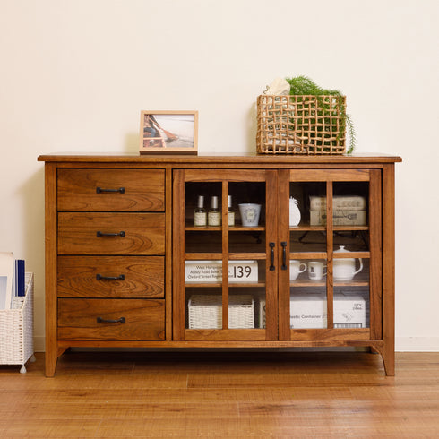 【リビングがもっと好きになる】
幅120cmのワイドな設計は収納力だけでなく、お気に入りの小物を飾るディスプレイスペースとしても活躍し、リビングで過ごす時間をより豊かにします。