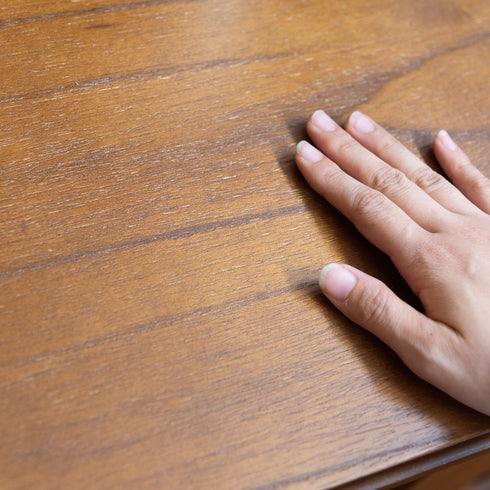 【歳月と共に深まる天然木の味わい】
滑らかに仕上げられた天板に触れるたび、天然木ミンディならではの美しい木目と温もりを感じられ、経年とともにその味わいはさらに深まっていきます。