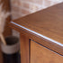 【細部に宿る、作りの良さ】
丁寧に仕上げられた天板の縁や、重厚感のある取っ手など、細やかなディテールへのこだわりが、製品全体の品質の高さを物語っています。