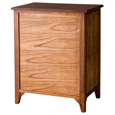 【後ろ姿も美しい仕上がり】
間仕切りとしても使えるよう背面まで美しく仕上げられているため、お部屋のレイアウトの自由度を広げ、置き場所を選びません。